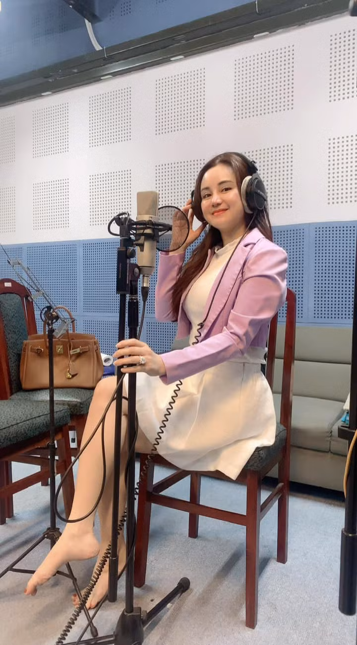 Ca sĩ Vy Oanh nhí nhảnh khi đi thu âm cho đài truyền hình.