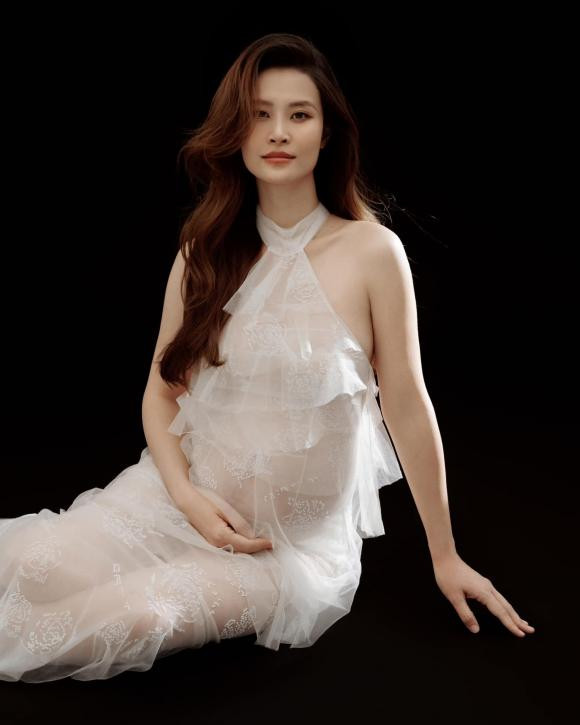 Đông Nhi tung bộ ảnh bầu: "Mỗi hành trình trôi qua đều quá đỗi kỳ diệu… mẹ luôn muốn lưu giữ thật nhiều khoảnh khắc đặc biệt trên chặng đường ấy… để sau này khi lớn lên và nhìn lại… Con gái sẽ cảm nhận được mẹ đã hạnh phúc nhường nào khi có thêm con là người bạn đồng hành trên quãng đường đời của mẹ".