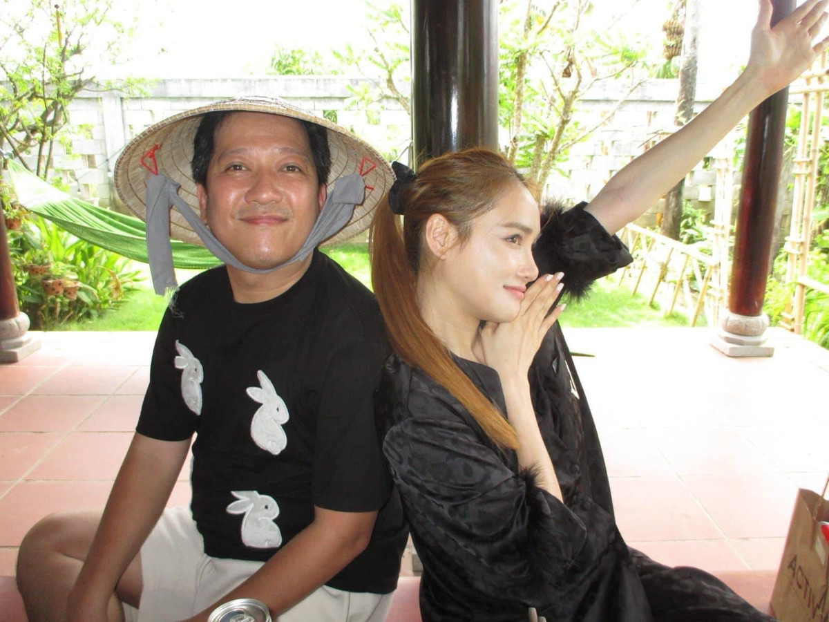 Diễn viên Nhã Phương tình tứ bên ông xã - nghệ sĩ Trường Giang.