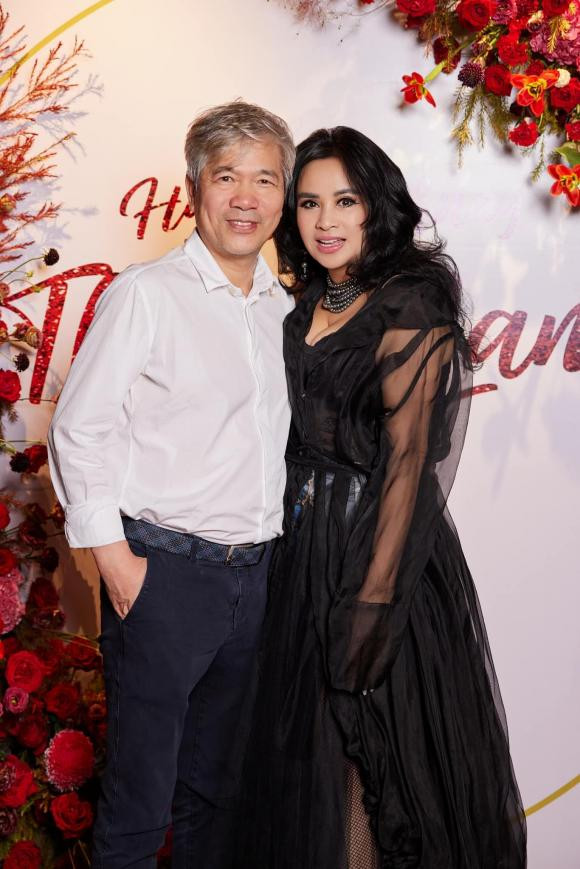 Diva Thanh Lam cùng người bạn đời của mình dự tiệc.