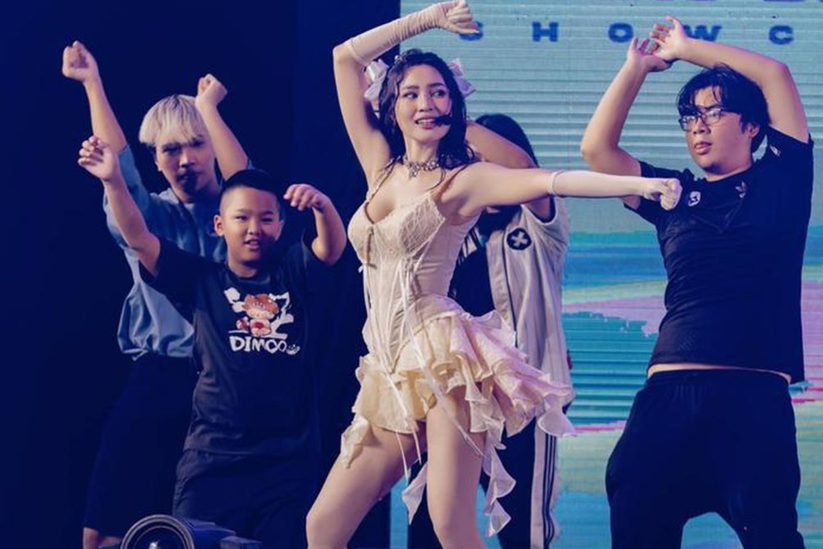 Lan Ngọc thực hiện nhiều bộ ảnh chỉn chu, chuyên nghiệp để đăng tải trên các tài khoản mạng xã hội, chiêu đãi khán giả trong khoảng thời gian "ở ẩn" đi du học.