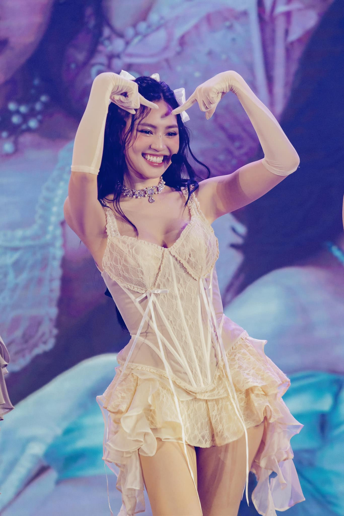 Đầu tháng 5 năm nay, Ninh Dương Lan Ngọc du học Úc trong âm thầm. Cô không cập nhật quá nhiều về việc đi học ở nước ngoài, thay vào đó chỉ chia sẻ những khoảnh khắc đi chơi, gặp gỡ người thân.