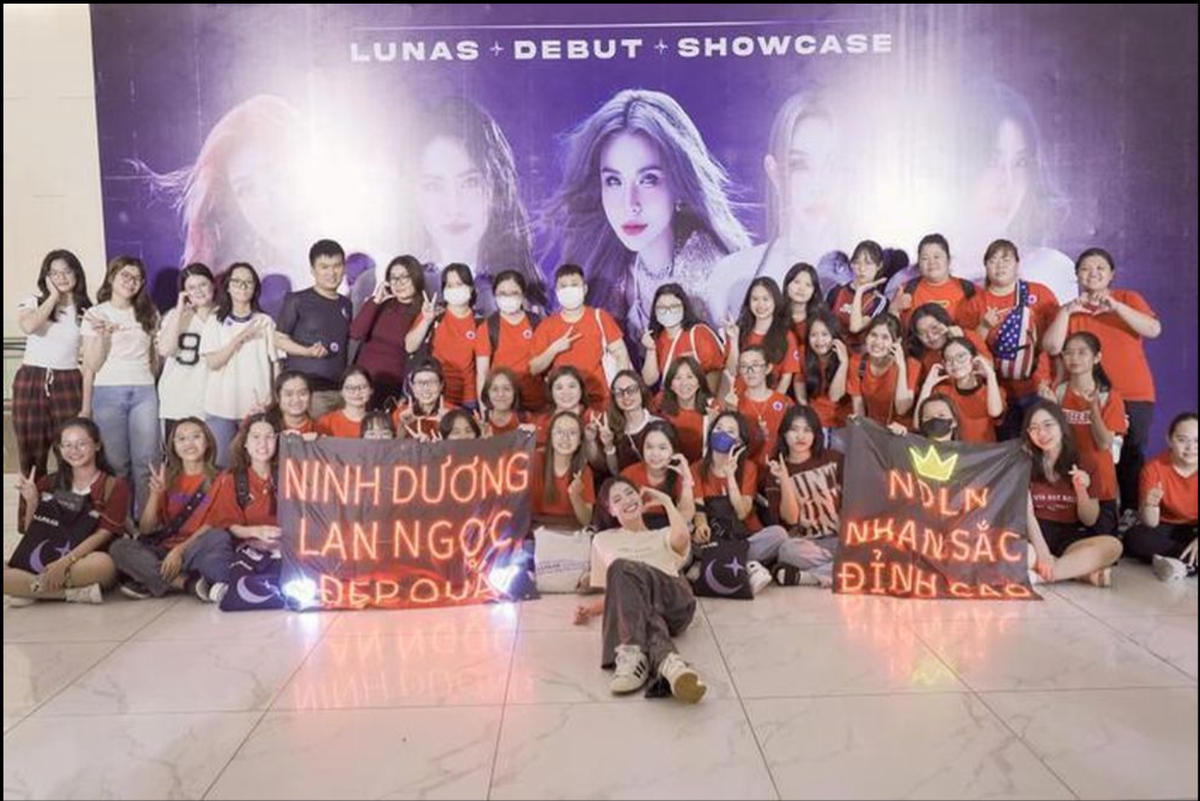 Ninh Dương Lan Ngọc vui vẻ tham gia các hoạt động trong showcase ra mắt nhóm nhạc LUNAS.