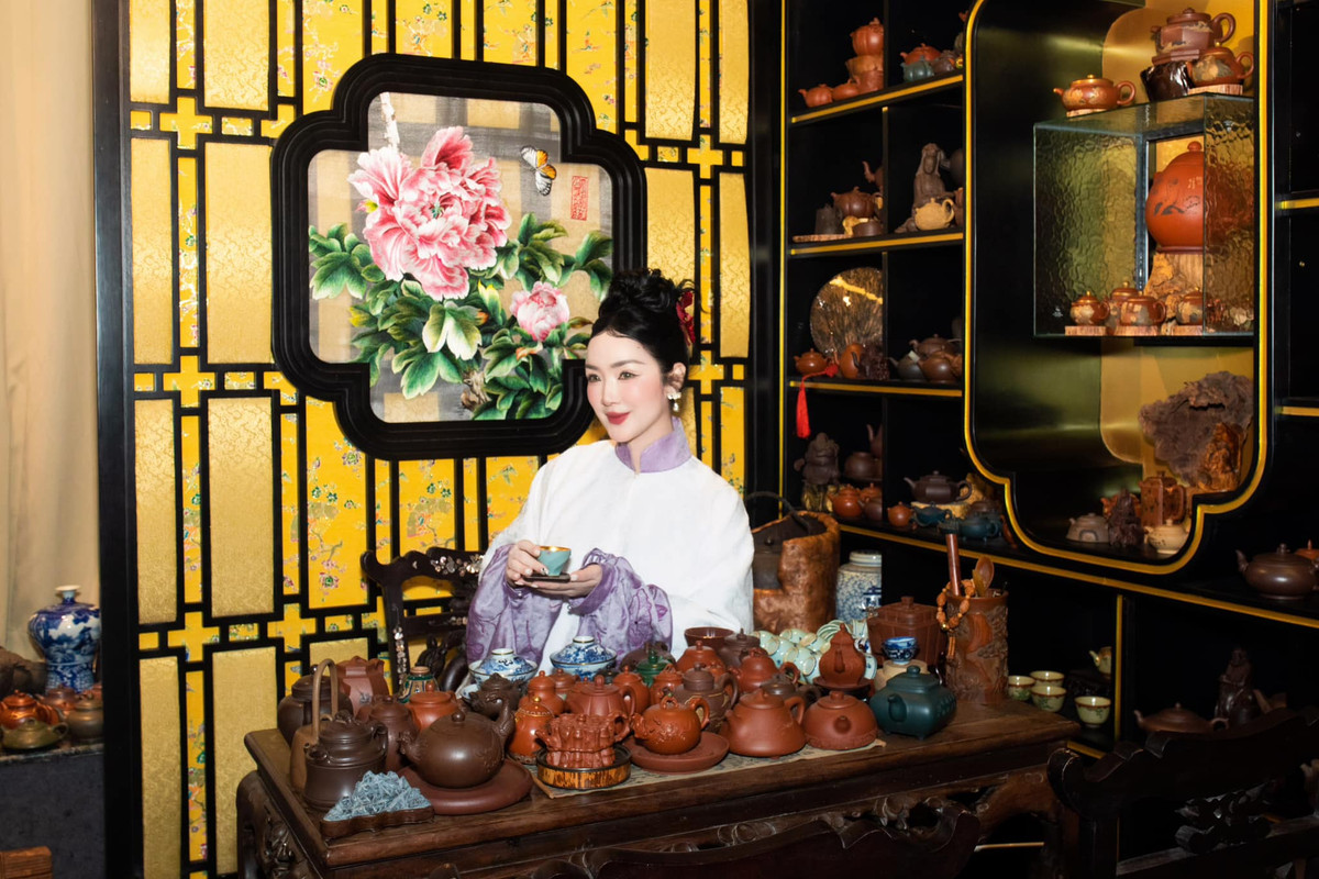 Hoa hậu Giáng My diện cổ phục, thưởng thức trà. Ảnh: FB Giang My Nguyen