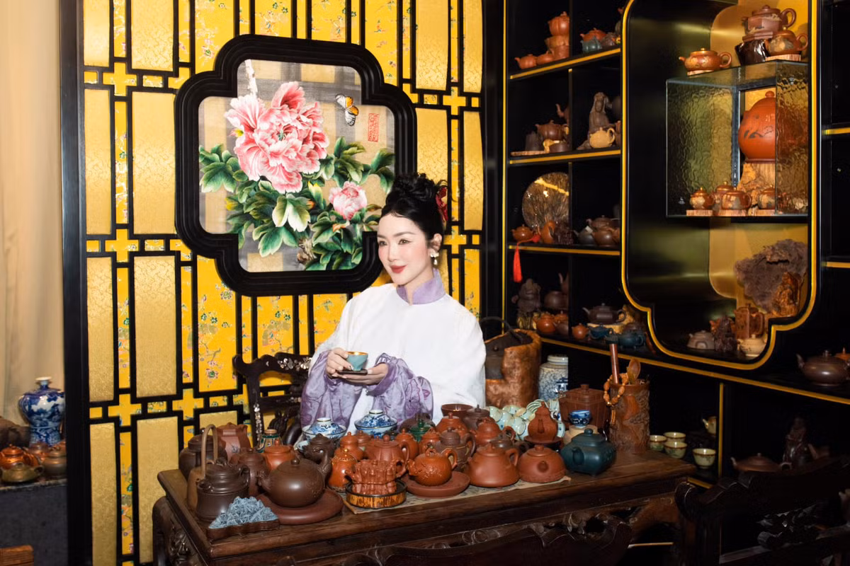 Hoa hậu Giáng My diện cổ phục, thưởng thức trà. Ảnh: FB Giang My Nguyen