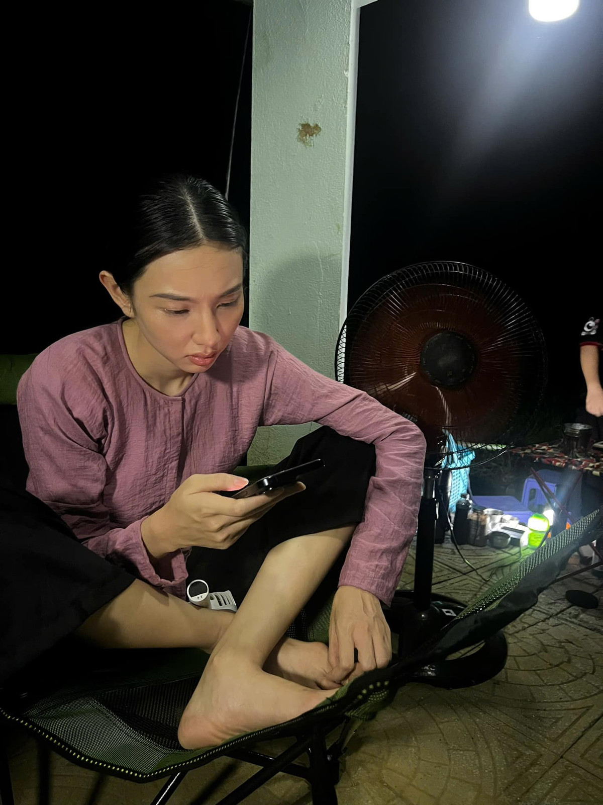 Hoa hậu Thùy Tiên hé lộ khoảnh khắc nghỉ ngơi trên phim trường "Linh miêu: Quỷ nhập tràng". Ảnh: FB Nguyễn Thúc Thùy Tiên