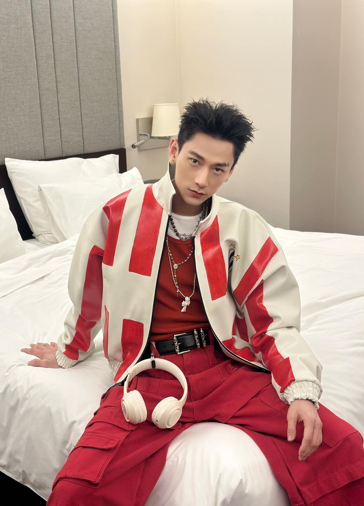 Isaac lên hình cực điển trai: "Áo đỏ chứng tỏ...". Ảnh: FB Isaac