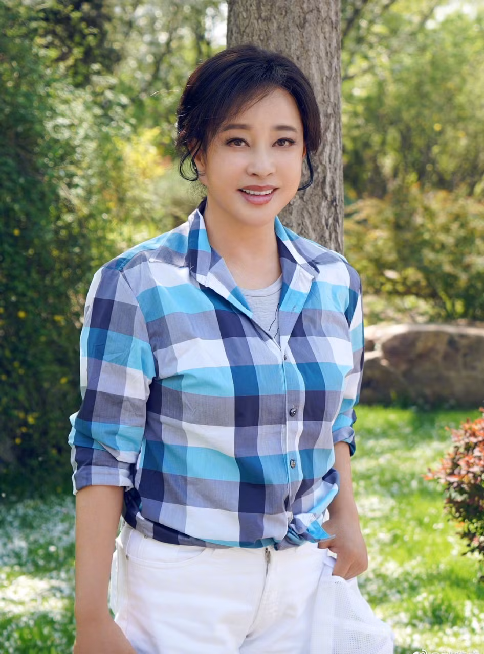 Một số dân mạng bày tỏ sự thất vọng khi biết được dáng vẻ ngoài đời kém sắc của "Võ Tắc Thiên" Lưu Hiểu Khánh. Tuy nhiên, không ít bình luận nhận xét tổng thể ngoại hình Lưu Hiểu Khánh vẫn ưa nhìn và gọn gàng, khen ngợi mỹ nhân 5X biết cách chăm sóc bản thân, duy trì vẻ đẹp dù đã 74 tuổi.