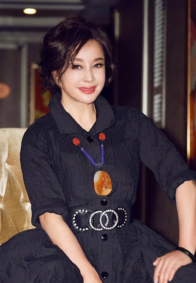 Bà trải qua ba cuộc hôn nhân, chồng hiện tại là Vương Hiểu Ngọc - doanh nhân người Mỹ gốc Hoa. Lưu Hiểu Khánh từng cho biết, chồng nâng niu, chiều chuộng và ủng hộ công việc của bà. Ảnh: Weibo