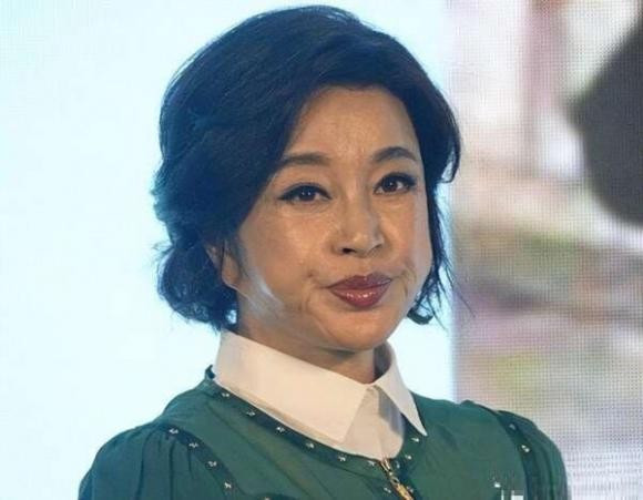 Nhìn ảnh đã qua chỉnh sửa có thể thấy gương mặt bà không có nếp nhăn nào, thực tế nhan sắc Lưu Hiểu Khánh đã lộ dấu vết thời gian.