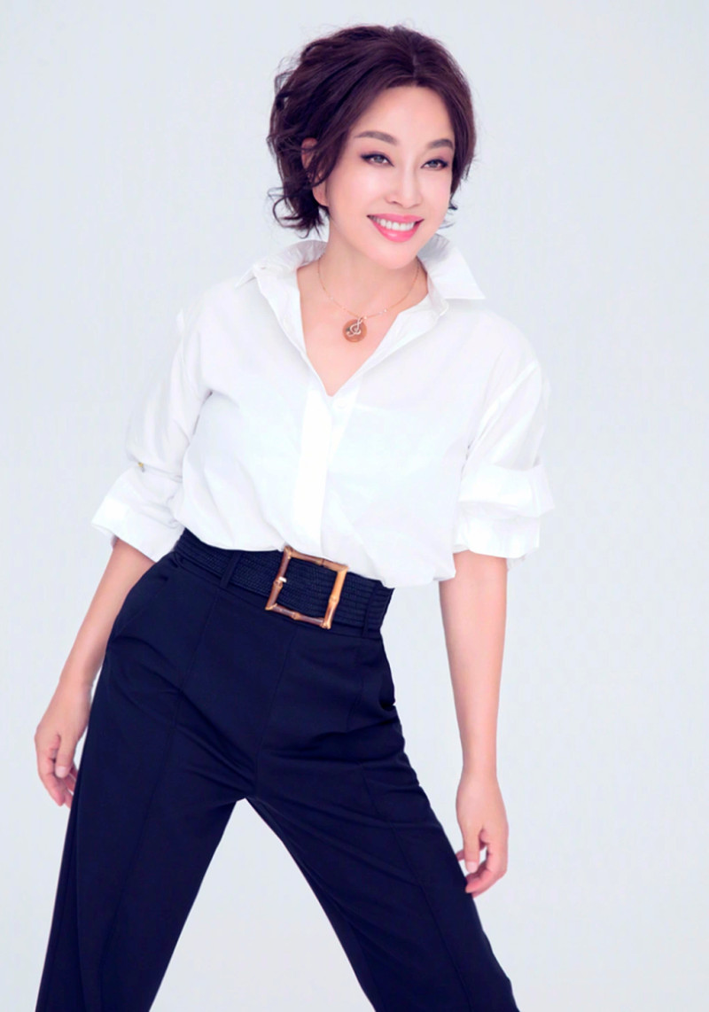 Lưu Hiểu Khánh cũng biết cách ăn mặc khiến bản thân trông trẻ trung, sang trọng và đẳng cấp hơn.