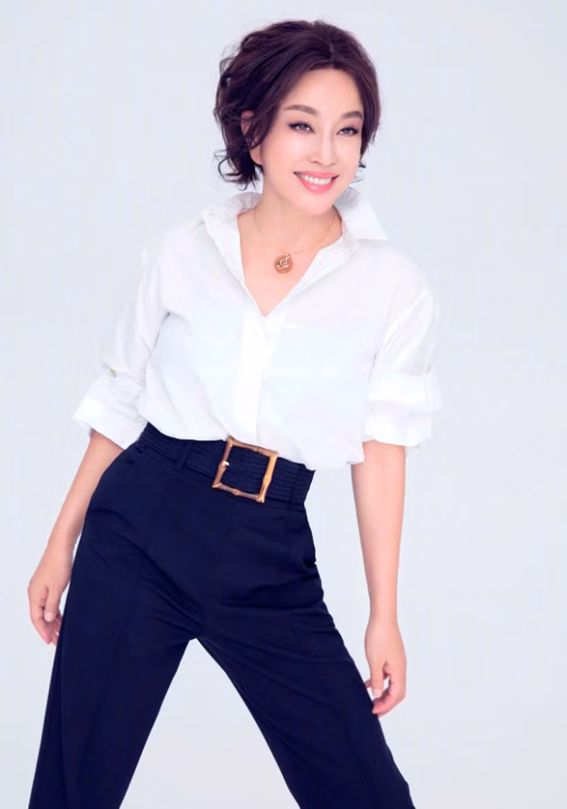 Lưu Hiểu Khánh cũng biết cách ăn mặc khiến bản thân trông trẻ trung, sang trọng và đẳng cấp hơn.