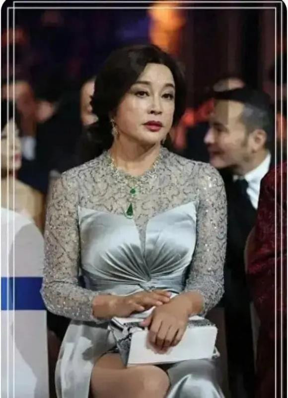 Gần đây nhất, Lưu Hiểu Khánh đã tới tham dự một sự kiện và ngay lập tức thu hút sự chú ý của nhiều người. Trang phục của bà được nhận xét là khá hở hang, không phù hợp với độ tuổi của nữ nghệ sĩ.