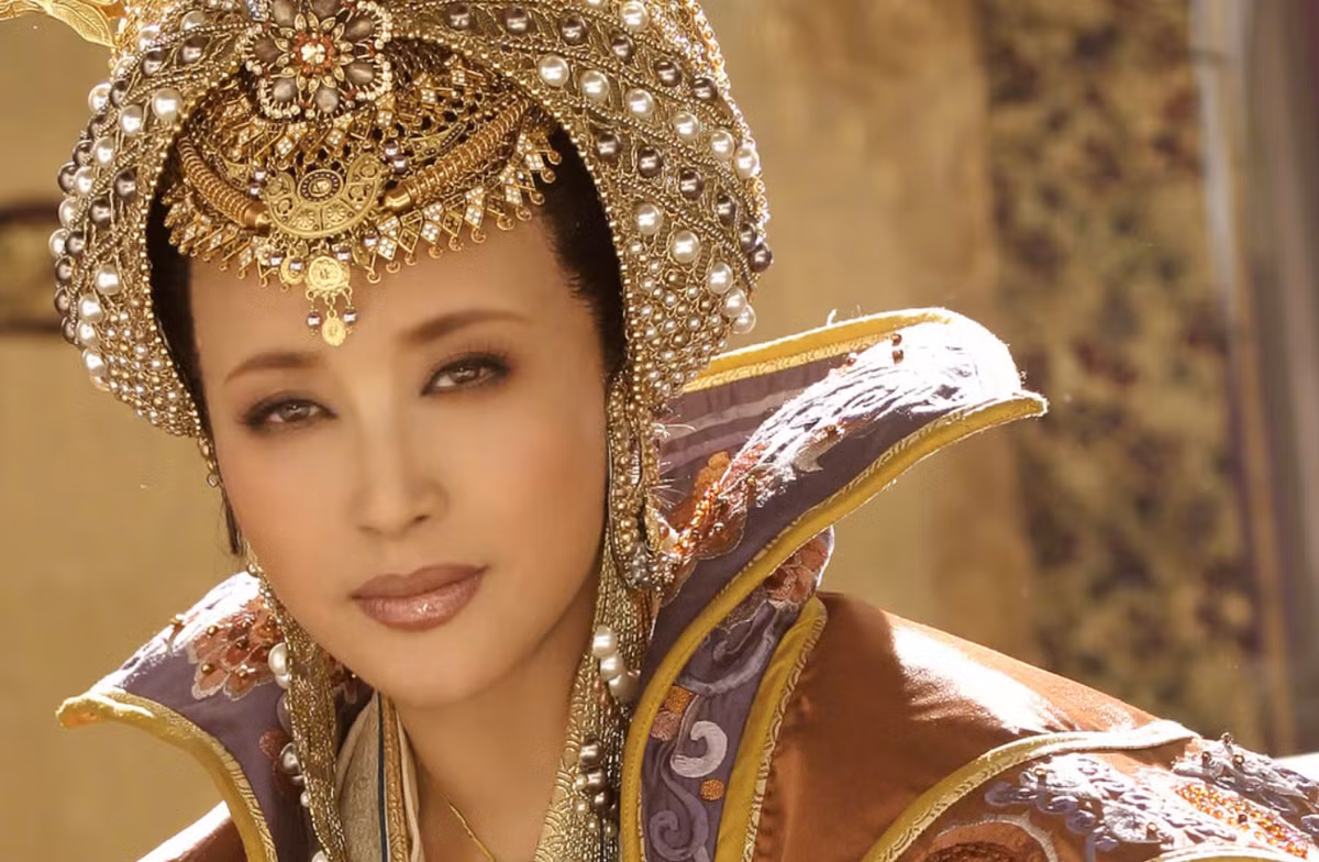 Trong các bộ phim, đặc biệt là "Võ Tắc Thiên", Lưu Hiểu Khánh để lại dấu ấn sâu đậm với đôi mắt sáng, khuôn mặt thanh tú và thần thái uy nghiêm.