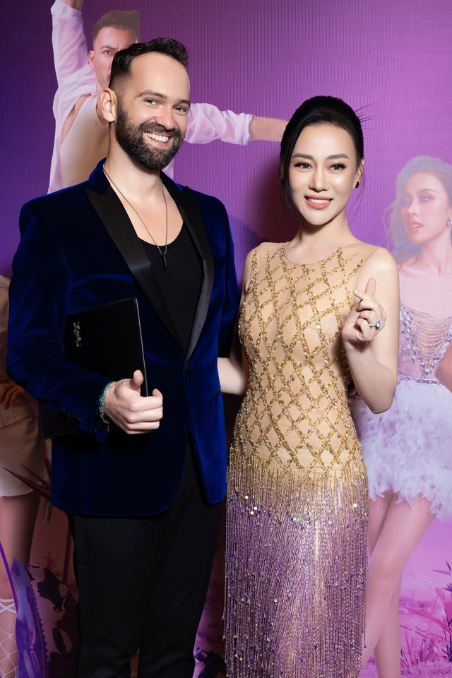 Bước nhảy hoàn vũ là chương trình đánh dấu sự tái xuất của Phương Oanh với các hoạt động nghệ thuật sau ba năm cô tạm ngưng kể từ Hương vị tình thân.