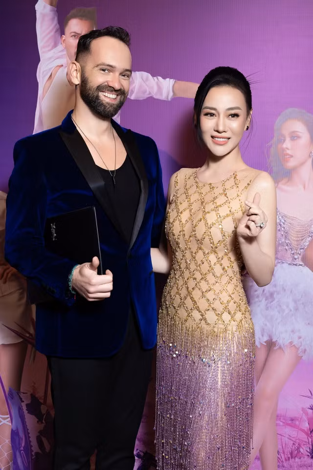 Bước nhảy hoàn vũ là chương trình đánh dấu sự tái xuất của Phương Oanh với các hoạt động nghệ thuật sau ba năm cô tạm ngưng kể từ Hương vị tình thân.