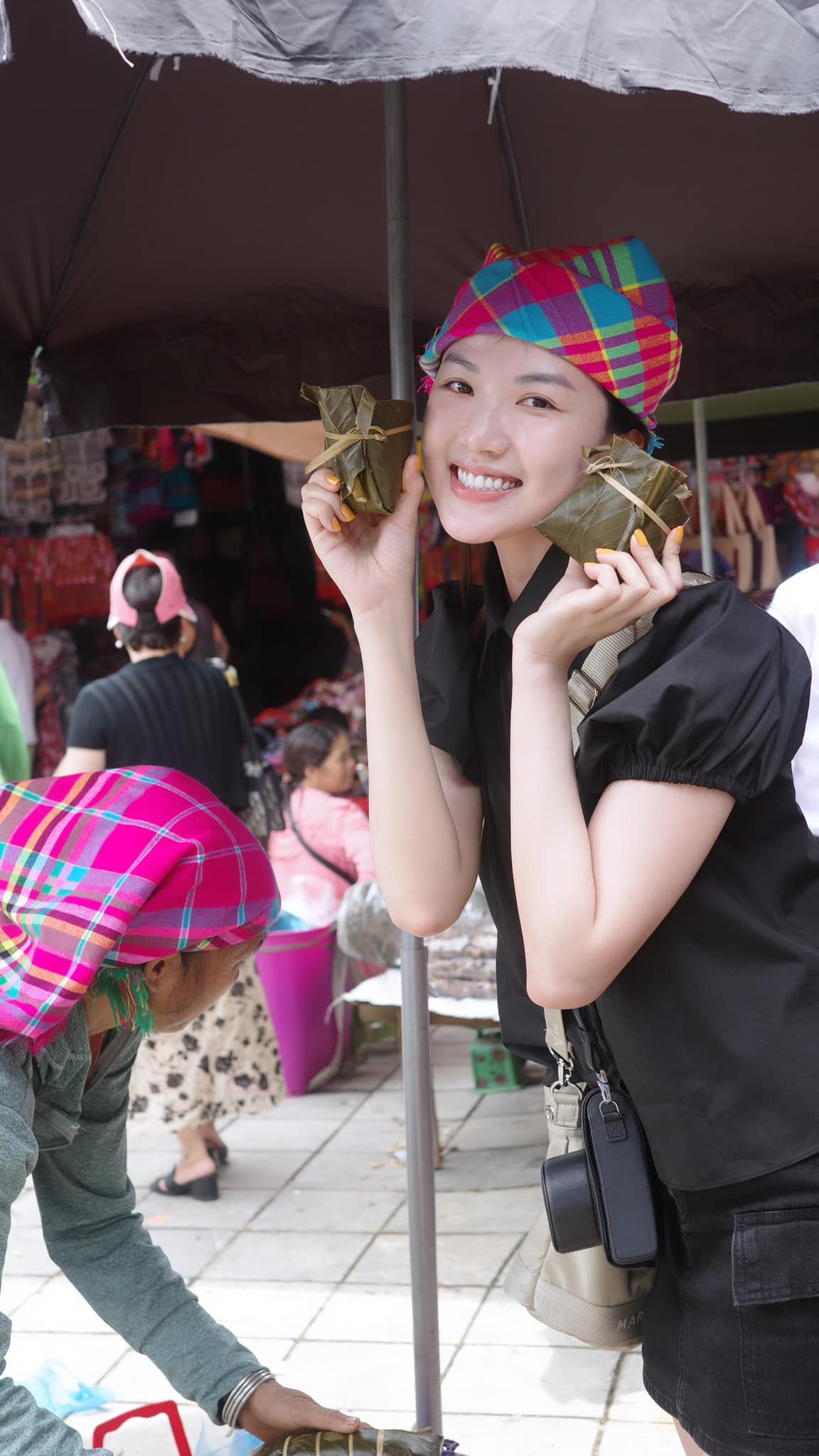 Lương Thanh đi chơi ở: "Chợ phiên Bắc Hà". Ảnh: FB Lương Thanh