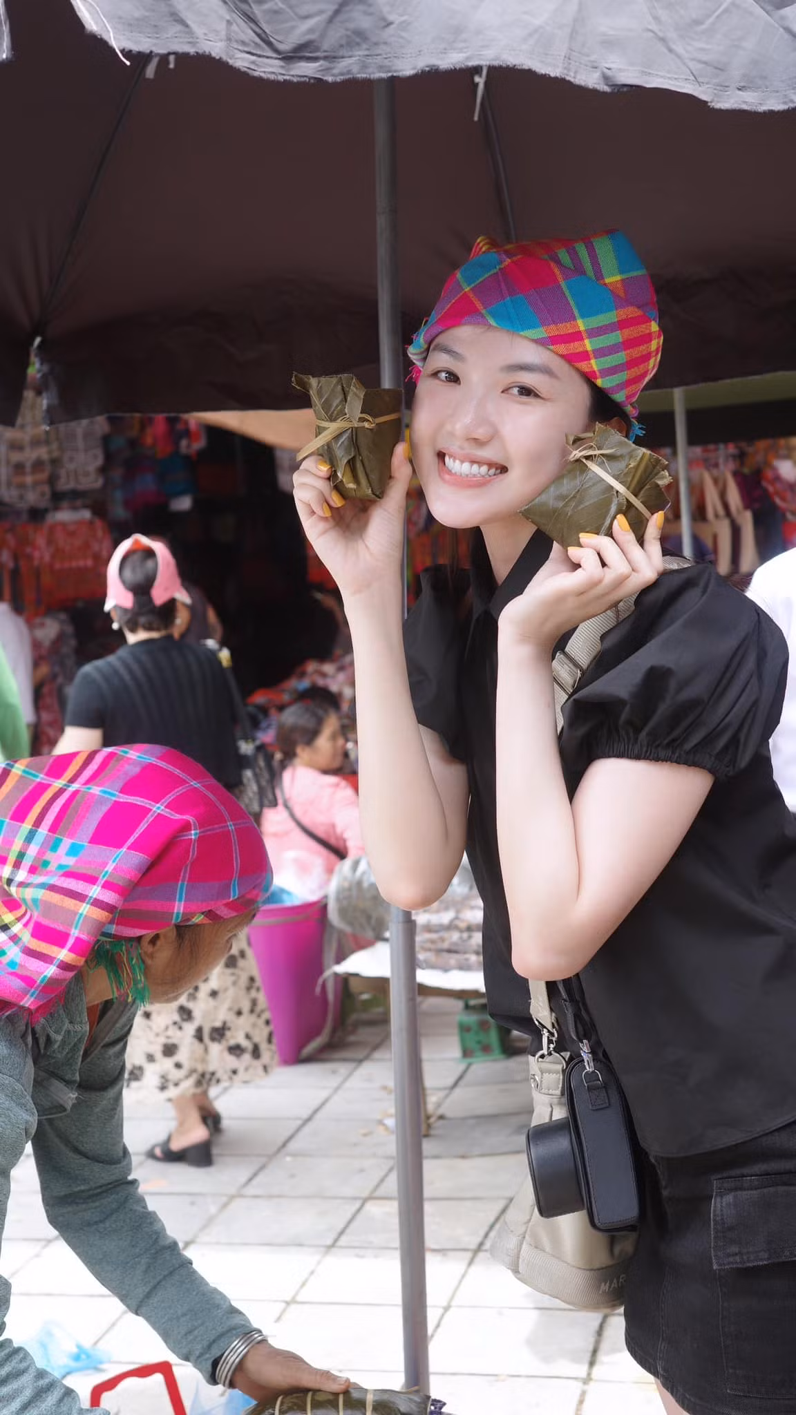 Lương Thanh đi chơi ở: "Chợ phiên Bắc Hà". Ảnh: FB Lương Thanh