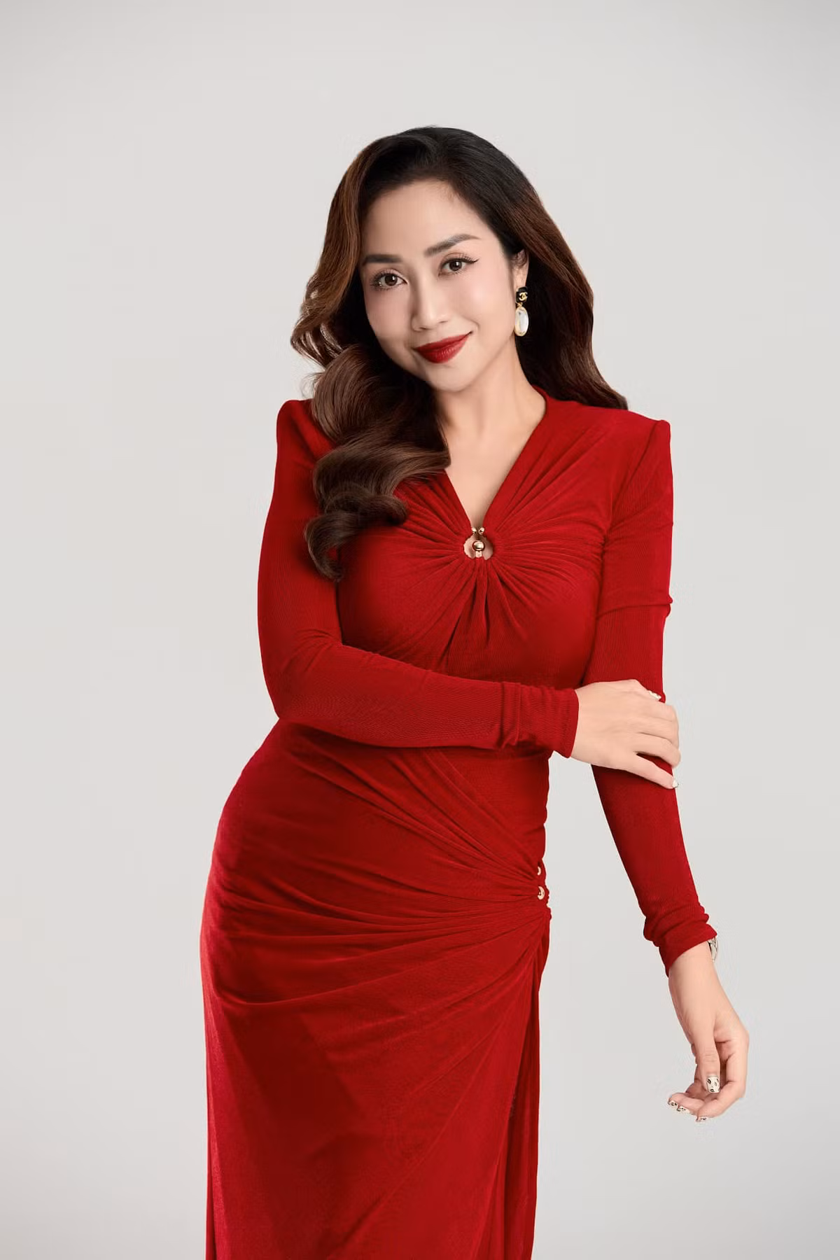 Ốc Thanh Vân đẹp gợi cảm với đầm đỏ. Ảnh: FB Ốc Thanh Vân