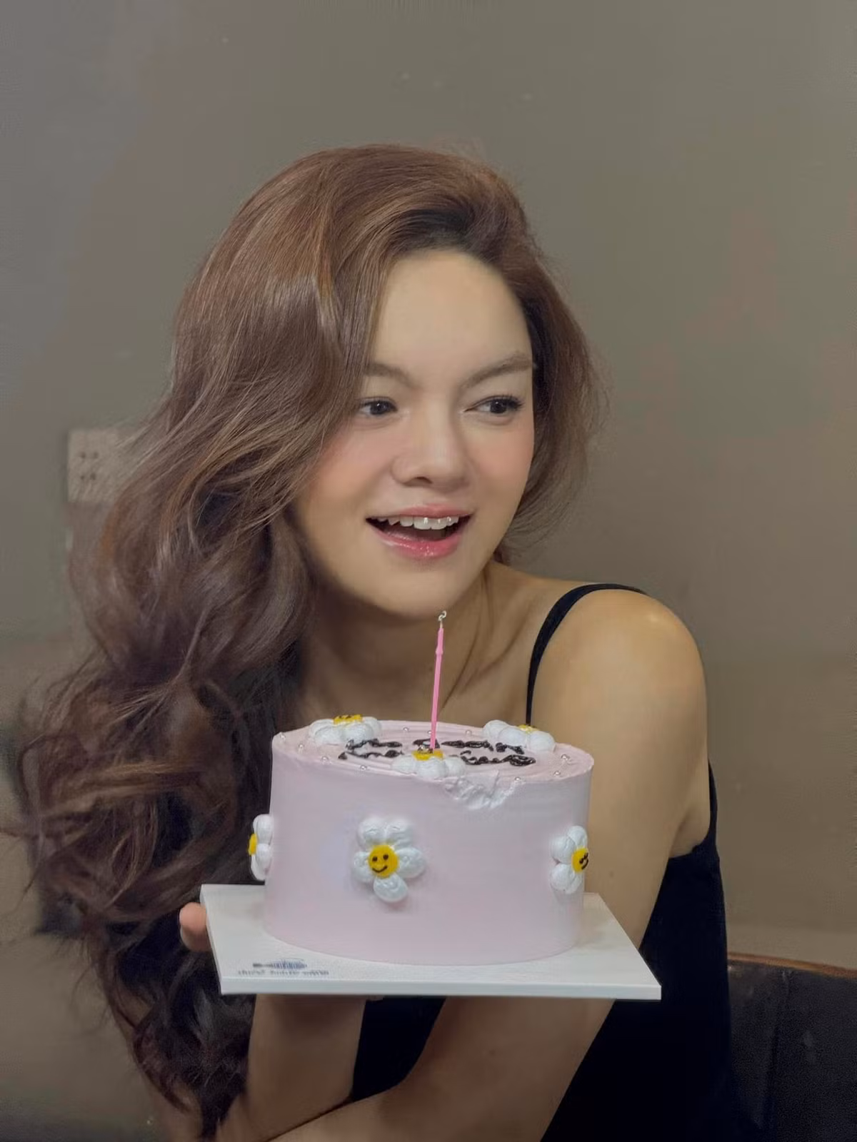 Phạm Quỳnh Anh đón tuổi mới: "Ngày em tròn 40 và những cú lừa liên hoàn từ những người thân yêu. Cảm ơn những lời chúc yêu thương từ tất cả mọi người ạ. Lên 40 tuổi, em hứa sẽ ngoan và bớt khó chịu, bớt Xử Nữ hơn…". Ảnh: FB Phạm Quỳnh Anh