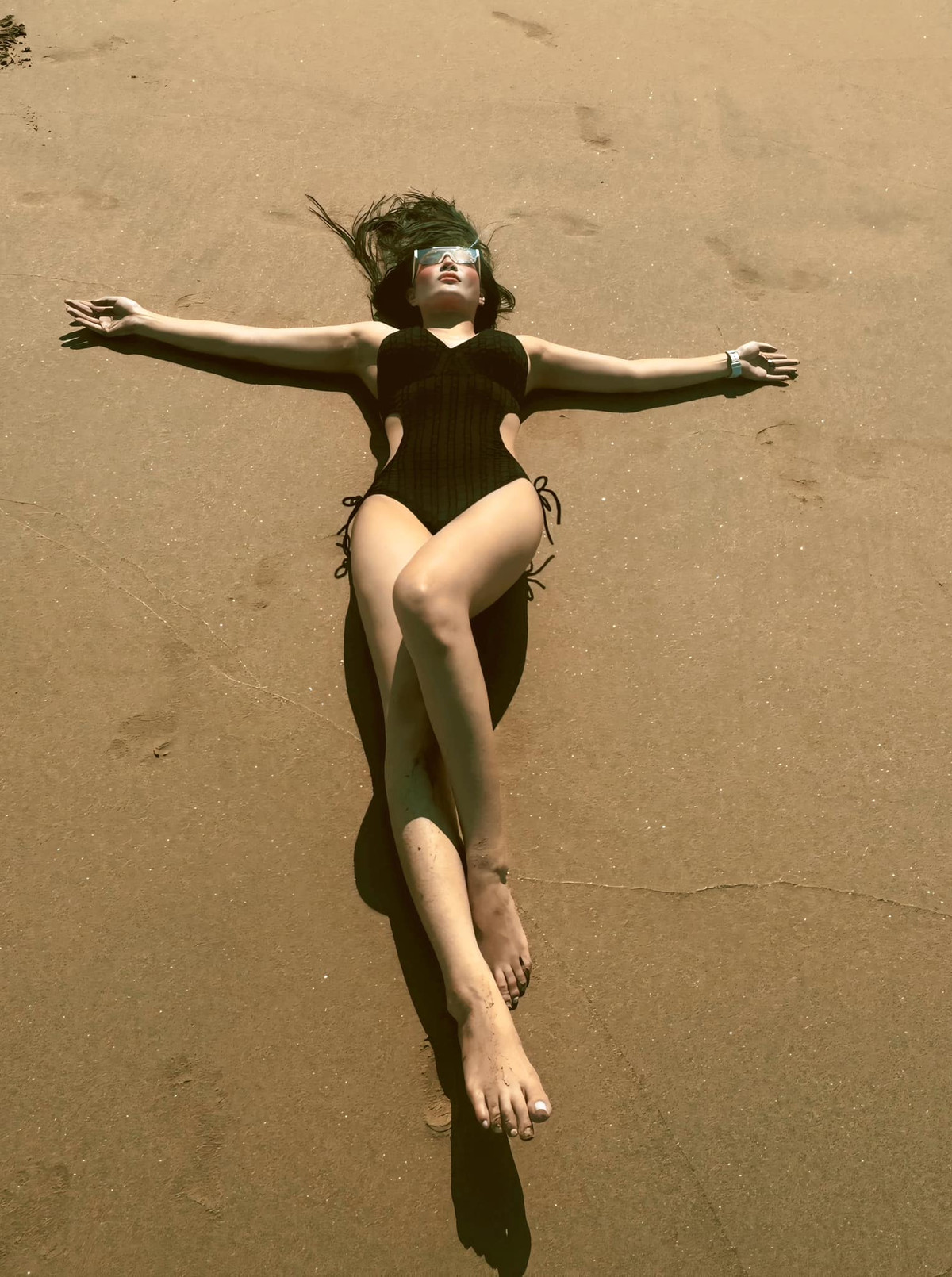 Thanh Hương sở hữu vòng 1 "ngồn ngộn", kèm theo đó là vòng 2 thon gọn và vòng 3 đẹp hết nấc.