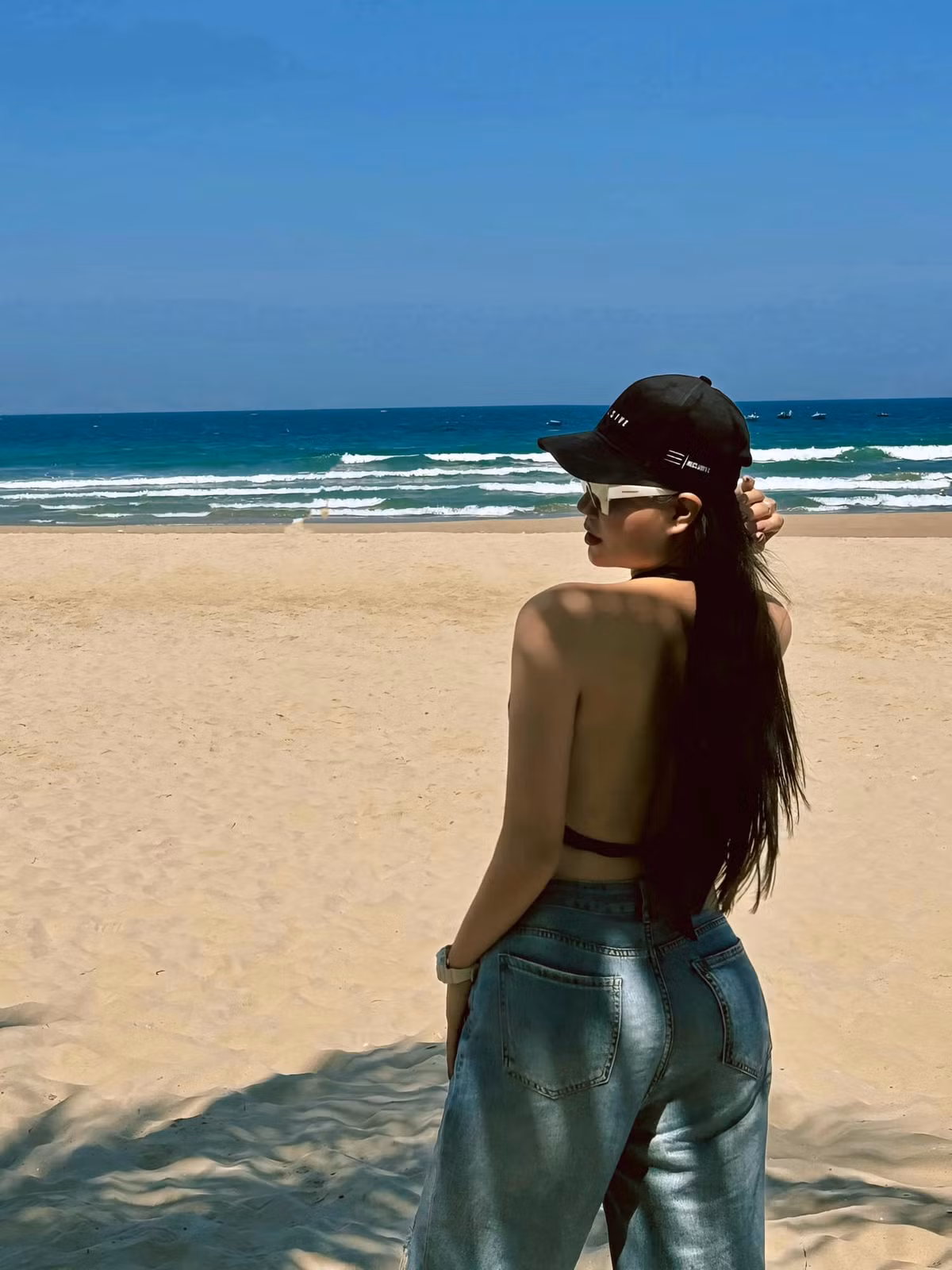 Trong bộ ảnh, Thanh Hương diện bikini màu đen, tự tin khoe đường cong cơ thể nóng bỏng và làn da đẹp không tì vết.