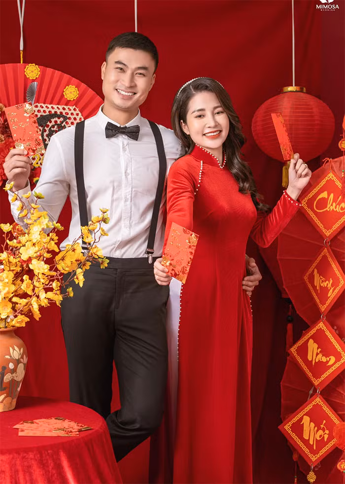 "Bã xã tôi rất tâm lý và luôn ủng hộ chồng trong công việc. Biết công việc của chồng hay đi xa và vất vả, cô ấy luôn theo dõi và động viên chồng, gánh vác hậu phương để tôi tập trung hơn cho công việc", Duy Hưng chia sẻ.