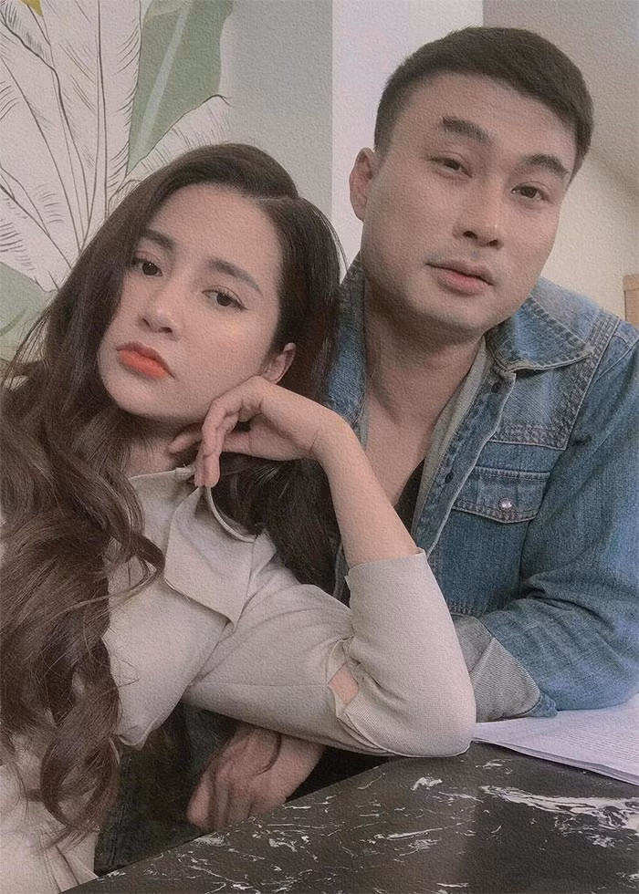 Trong công việc, Duy Hưng là người nghiêm túc, khó tính. Ngoài đời anh là một người chồng chung thủy với vợ, người cha ấm áp với con trai nhỏ.