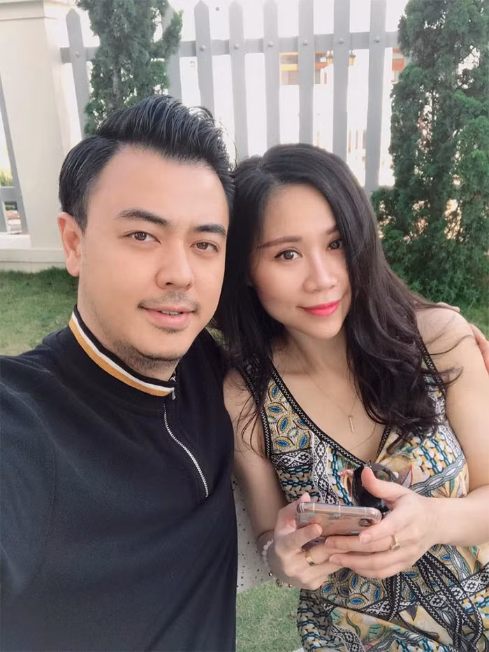 Vợ Tuấn Tú rất ủng hộ chồng trong công việc nghệ thuật. Cô được nhiều người khen là ngày càng xinh kể từ khi lấy chồng, sinh con.