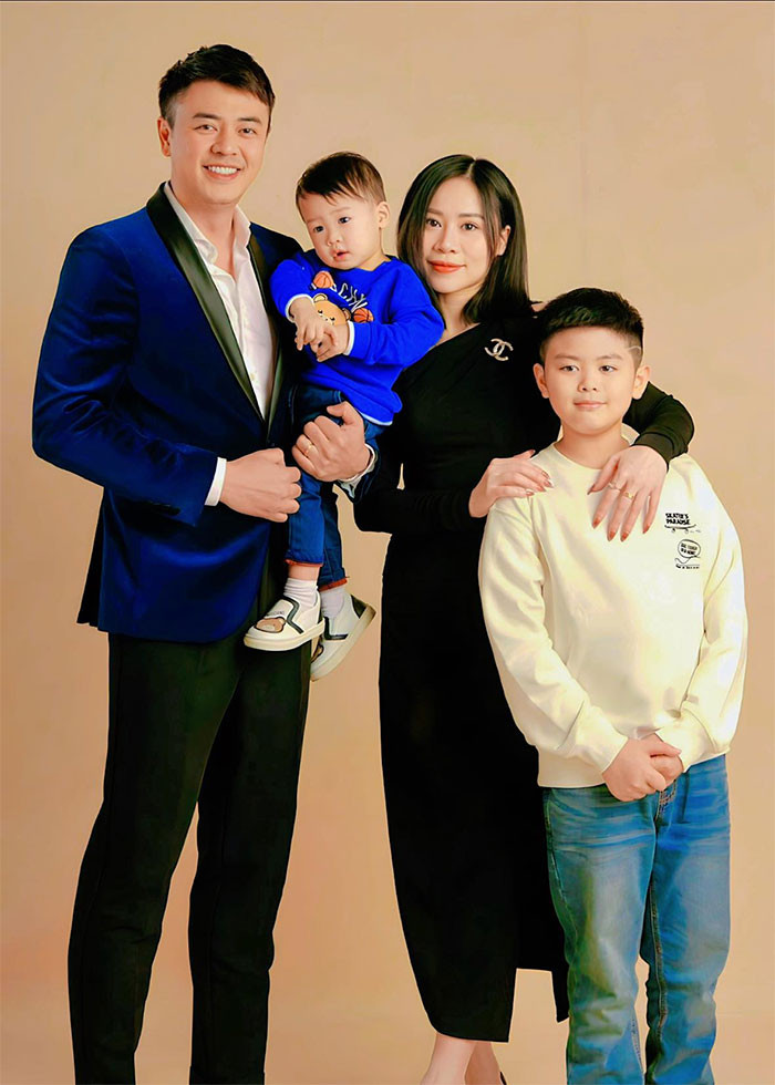Nam diễn viên kiêm MC Tuấn Tú cũng đang có cuộc sống hạnh phúc bên vợ và 2 con trai.