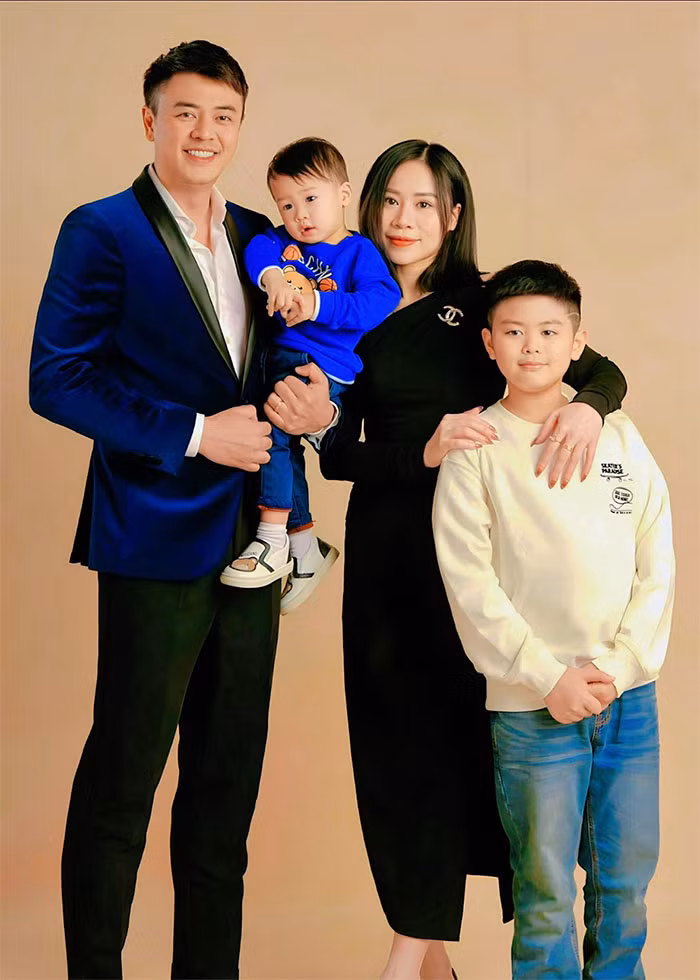 Nam diễn viên kiêm MC Tuấn Tú cũng đang có cuộc sống hạnh phúc bên vợ và 2 con trai.