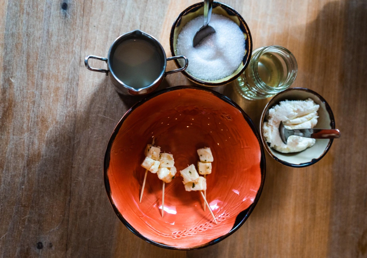 Mùi vị của món Hákarl khá nặng với những người lần đầu thưởng thức và có khứu giác nhạy cảm. Đây cũng là món ăn gây nhiều ý kiến trái chiều. Ảnh: Adventures