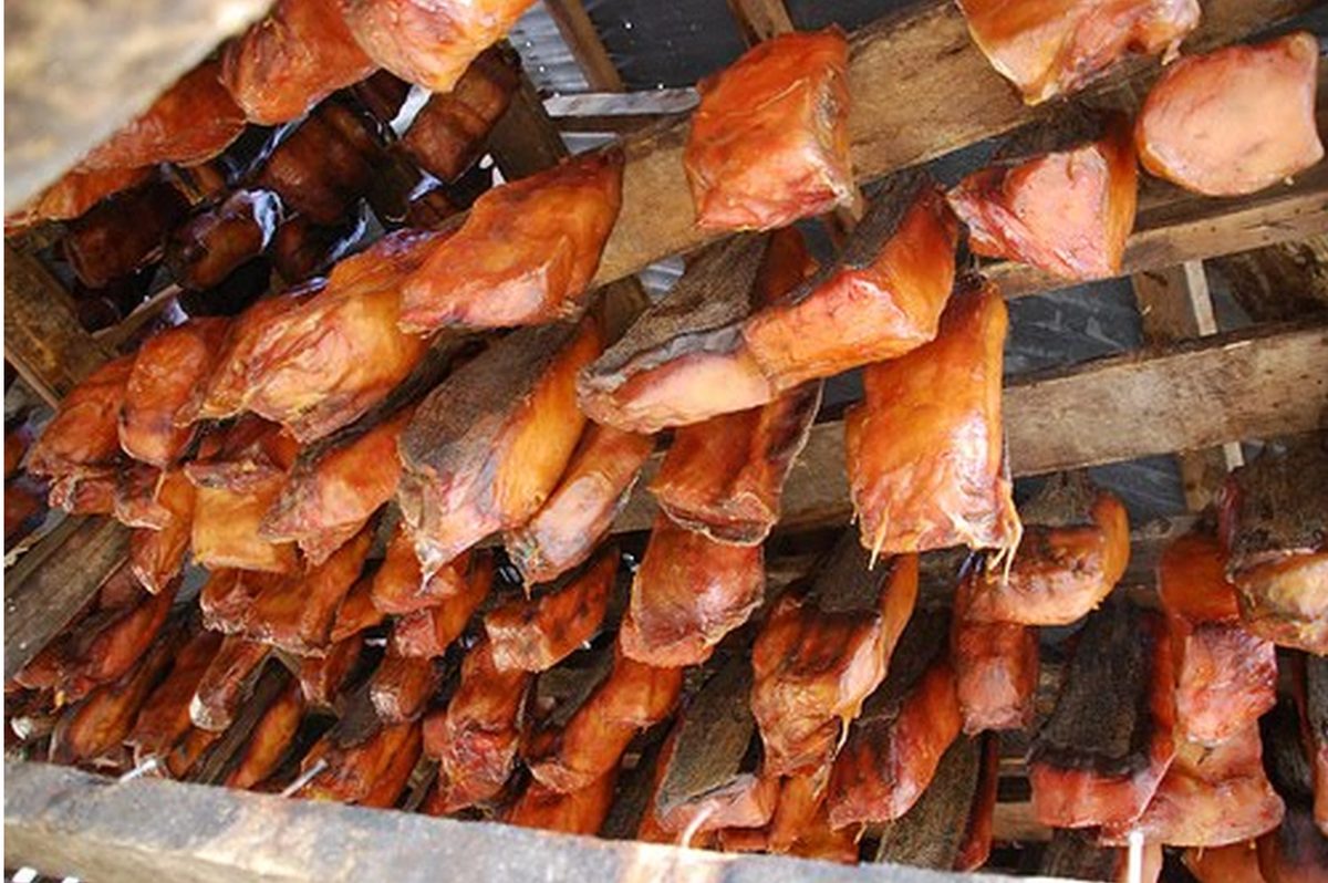 Sau khi vỏ miếng thịt cá chuyển màu nâu cánh gián và có mùi đặc trưng cũng là lúc chúng được lấy xuống và có thể thưởng thức sau khi bỏ lớp thịt nâu bên ngoài. Ảnh: Ảnh: Culture Trip