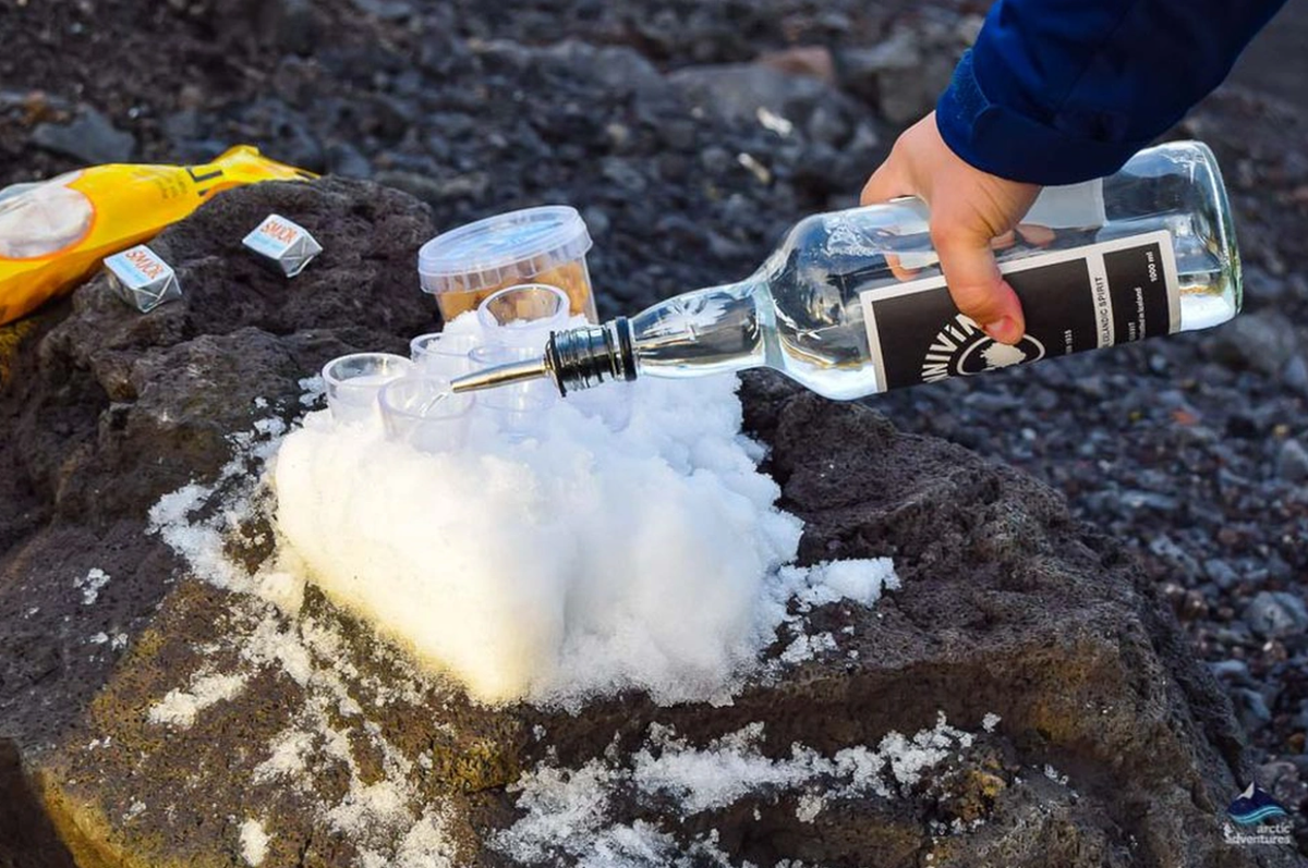 Khi ăn, phần thịt được bỏ da và cắt thành những miếng vừa miệng. Người Iceland thường thưởng thức món đặc sản "bốc mùi" này với rượu. Ảnh: Adventures