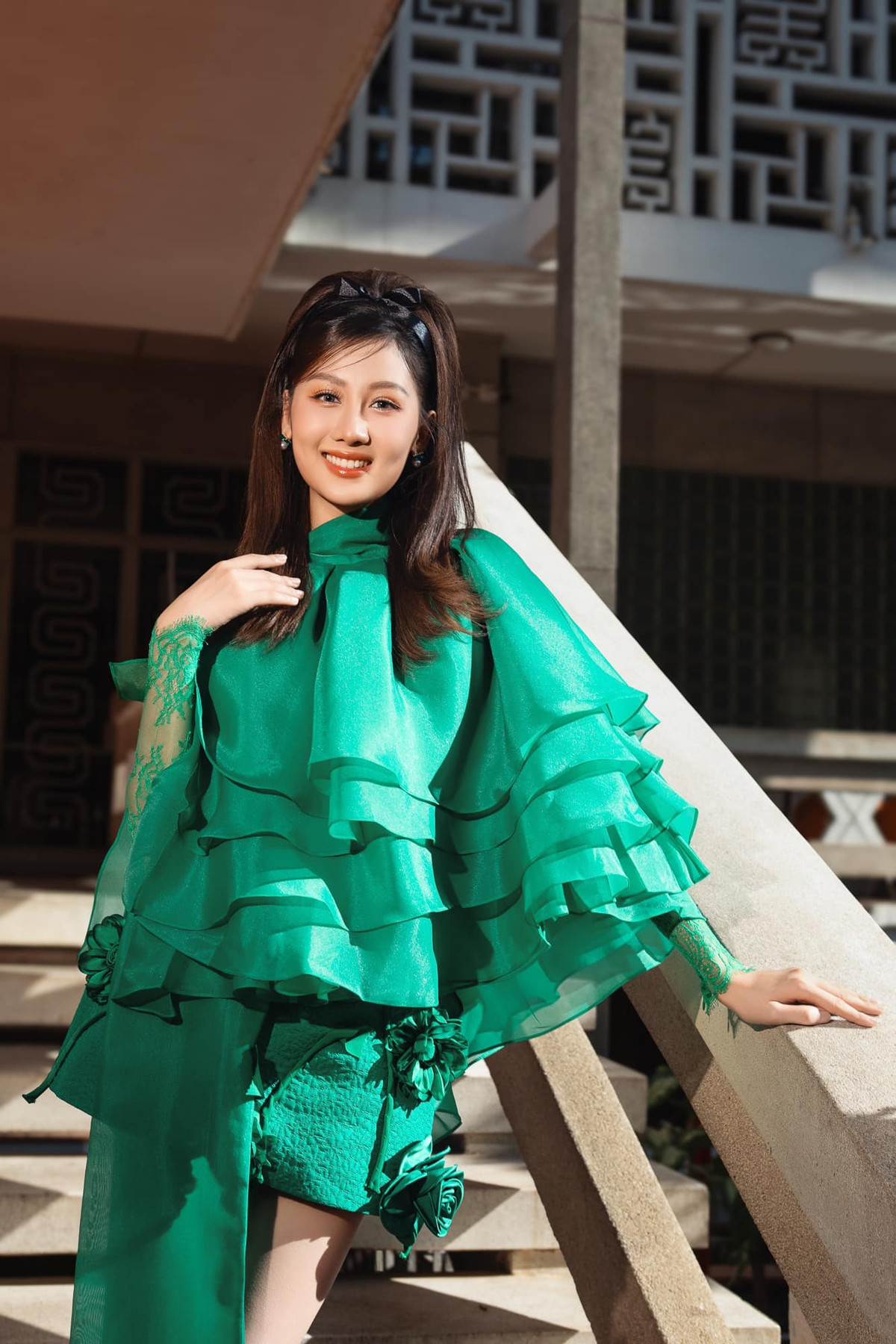 Hoa hậu Quế Anh diện váy ngắn ngang đùi, làm nổi bật đôi chân thon khi dự show Vũ Ngọc và Son. Ảnh: FB Võ Lê Quế Anh