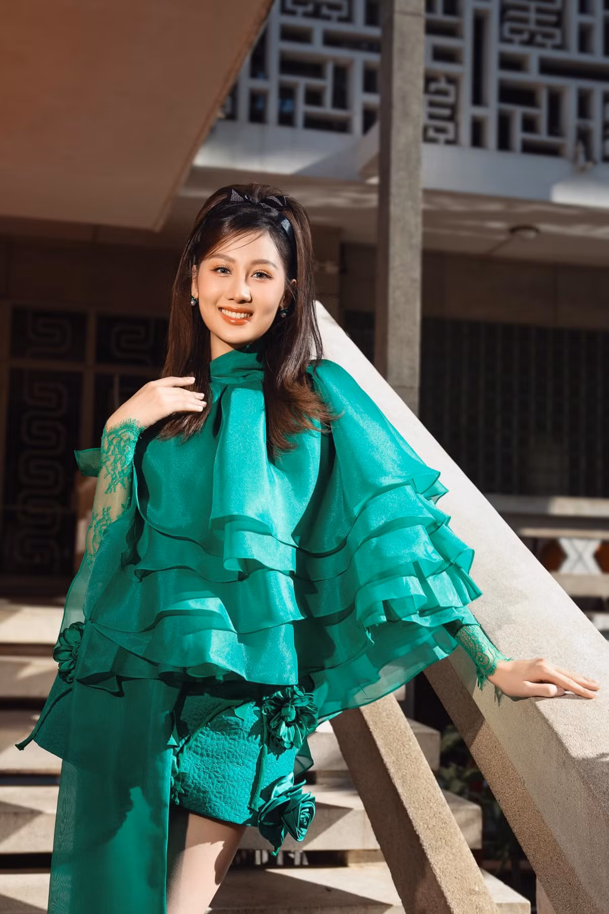 Hoa hậu Quế Anh diện váy ngắn ngang đùi, làm nổi bật đôi chân thon khi dự show Vũ Ngọc và Son. Ảnh: FB Võ Lê Quế Anh