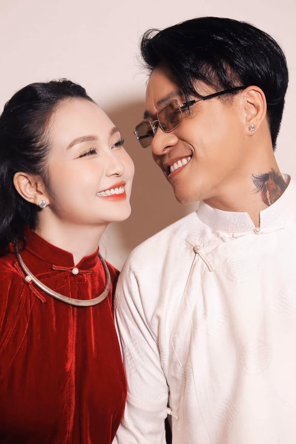  Tin tức sao Việt 9/12: Vợ chồng ca sĩ Tuấn Hưng chụp ảnh tình cảm. Ảnh: FB Tuan Hung Nguyen