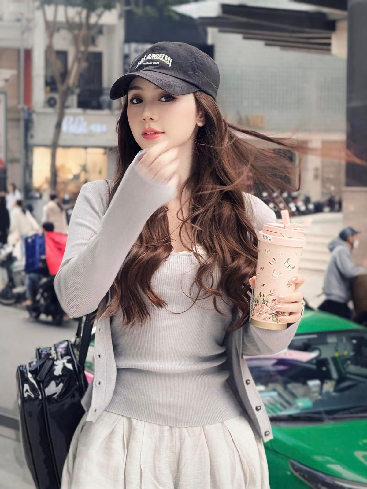 Diễn viên Quỳnh Kool diện đồ đơn giản dạo phố. Ảnh: FB Quỳnh Nguyễn