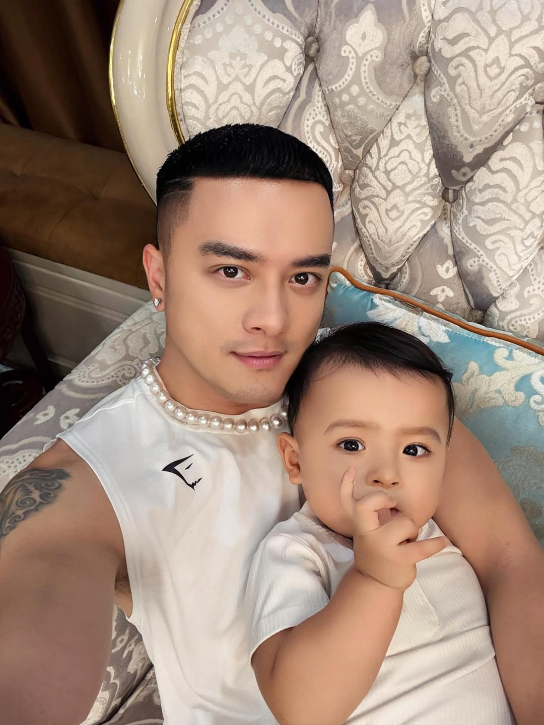 Cao Thái Sơn chụp ảnh cùng con trai Cao Thái Minh. Ảnh: FB Cao Thái Sơn