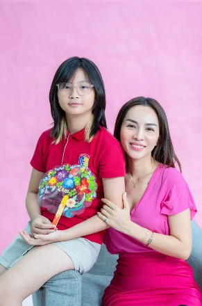 Lớn lên trong gia đình bố mẹ có quan điểm nuôi dạy con hiện đại, tâm lý nên các con của Hoàng Bách nhận được nhiều lời khen.