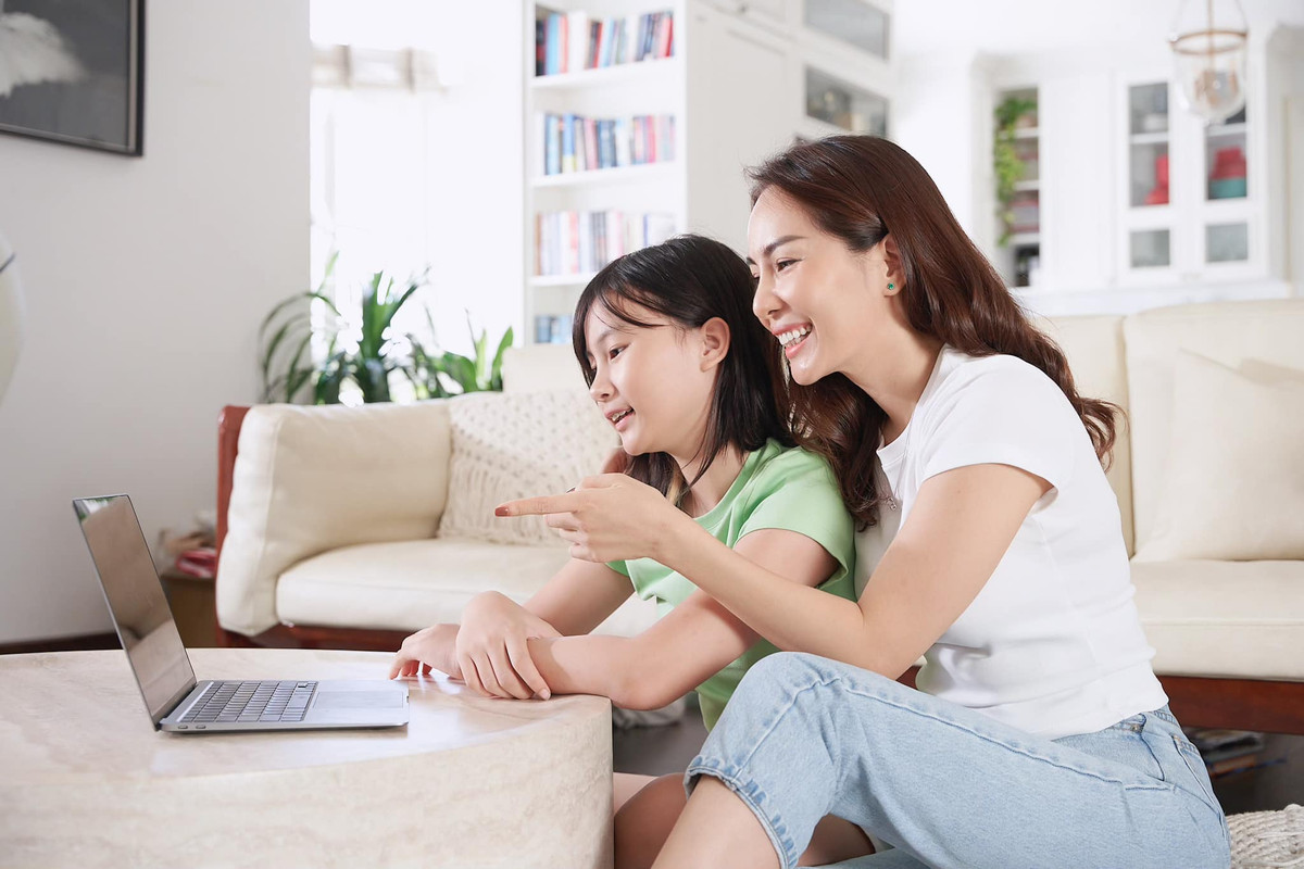 Con đang ở tuổi mới lớn nên bà xã của Hoàng Bách dành nhiều thời gian trò chuyện với con như hai người bạn thân.