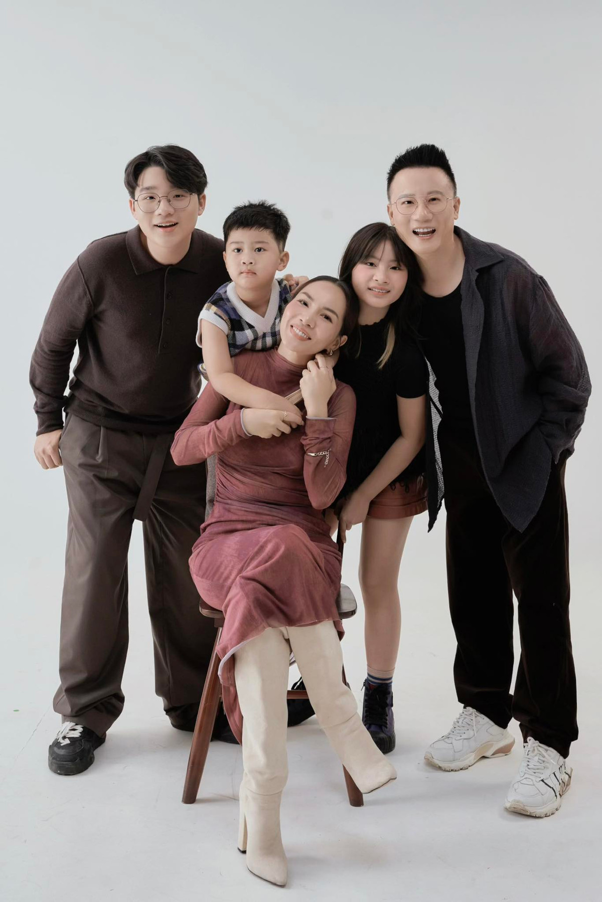 Trong số 3 người con của ca sĩ Hoàng Bách và vợ là cựu siêu mẫu miền Tây - Thanh Thảo, ngoài anh cả Tê Giác và bé út Hippo, cô con gái thứ hai là bé Meo Meo cũng nhận được nhiều sự quan tâm.