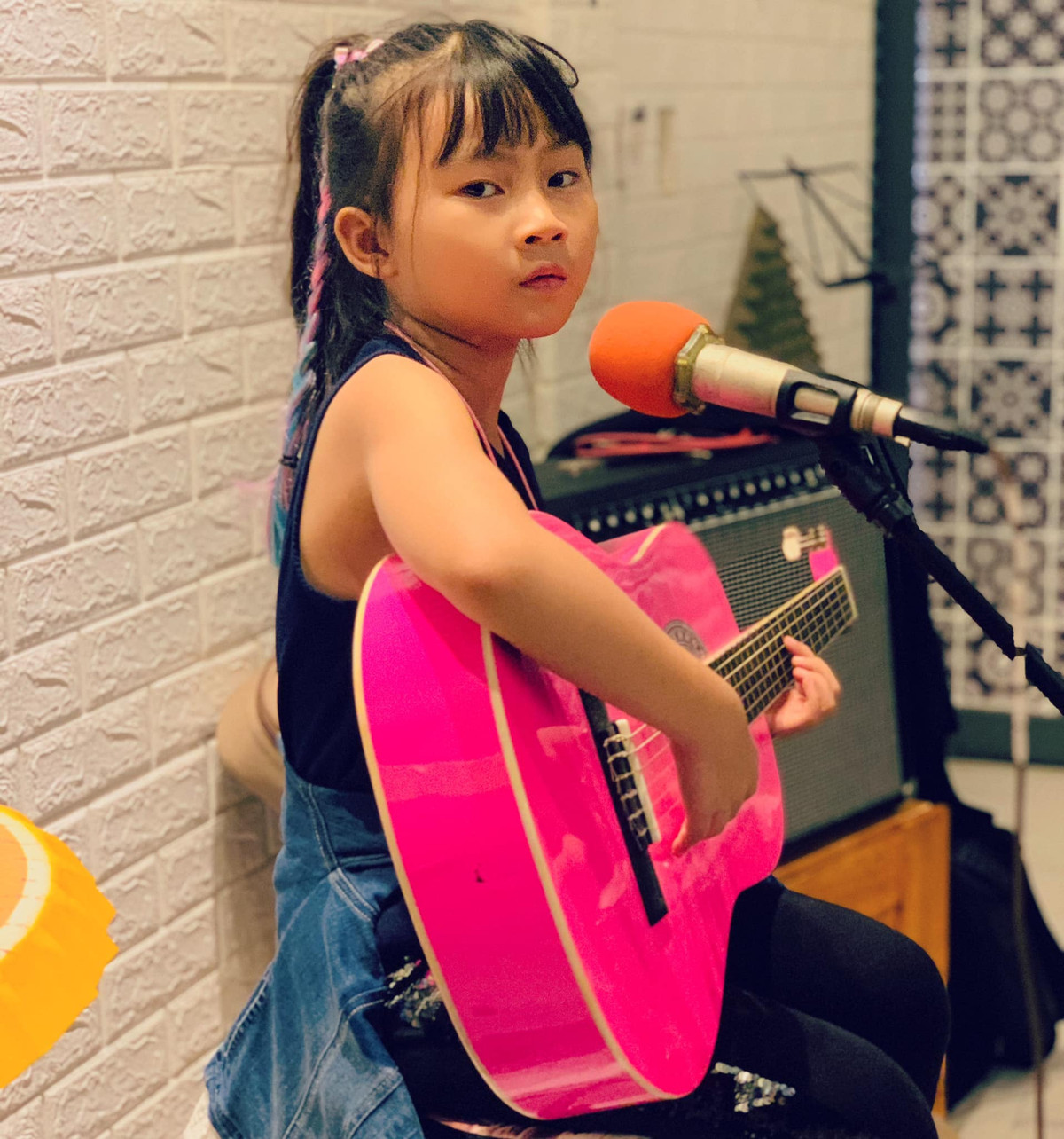 Thời điểm bé Meo Meo mới 8 tuổi, Hoàng Bách từng chia sẻ: "Quay MV bài của con sáng tác, con cũng háo hức được làm việc với bố và các cô chú. Con nói, anh Hai được đi "Bố ơi...", con muốn đi với bố giống anh... Bố thích đi với con vì con hợp bố, con có thể bỏ các bạn ở nhà chơi với nhau để đi tập band với bố là chuyện chưa từng xảy ra. Con thực sự thích chơi nhạc, cứ nhạc lên là con vui, là con thành một cô gái đầy năng lượng, giống bố. Chẳng biết từ bao giờ, điều mong ước thường trực của bố mỗi ngày, thay vì kiếm được bao nhiêu tiền, thay vì đạt được bao nhiêu thành tựu, thay vì kế hoạch năm này năm nọ, lại trở thành duy nhất là sự bình an cho gia đình, cho các con".