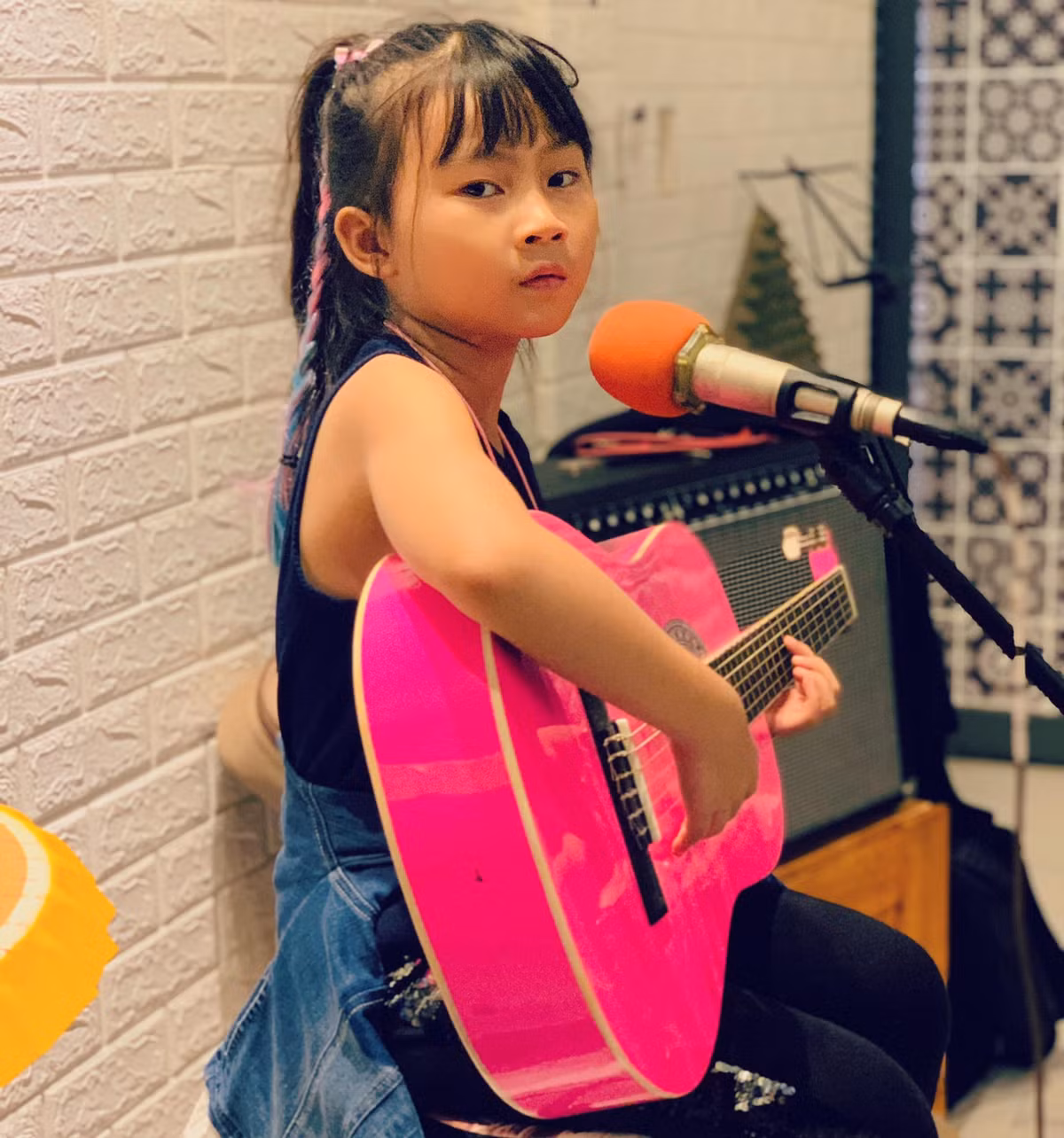 Thời điểm bé Meo Meo mới 8 tuổi, Hoàng Bách từng chia sẻ: "Quay MV bài của con sáng tác, con cũng háo hức được làm việc với bố và các cô chú. Con nói, anh Hai được đi "Bố ơi...", con muốn đi với bố giống anh... Bố thích đi với con vì con hợp bố, con có thể bỏ các bạn ở nhà chơi với nhau để đi tập band với bố là chuyện chưa từng xảy ra. Con thực sự thích chơi nhạc, cứ nhạc lên là con vui, là con thành một cô gái đầy năng lượng, giống bố. Chẳng biết từ bao giờ, điều mong ước thường trực của bố mỗi ngày, thay vì kiếm được bao nhiêu tiền, thay vì đạt được bao nhiêu thành tựu, thay vì kế hoạch năm này năm nọ, lại trở thành duy nhất là sự bình an cho gia đình, cho các con".