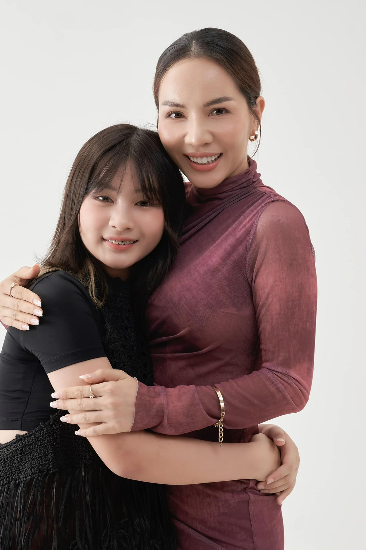 Mới đây, chia sẻ về con gái thứ hai, bà xã của Hoàng Bách phải thốt lên: "Mẹ con tự ngắm rồi mẹ con tự cười luôn, vì không hiểu sao cái gene di truyền nó copy nguyên bản thế nhỉ, khác nhau mỗi giới tính còn cái tính cũng giống luôn... Đau đầu lắm!".