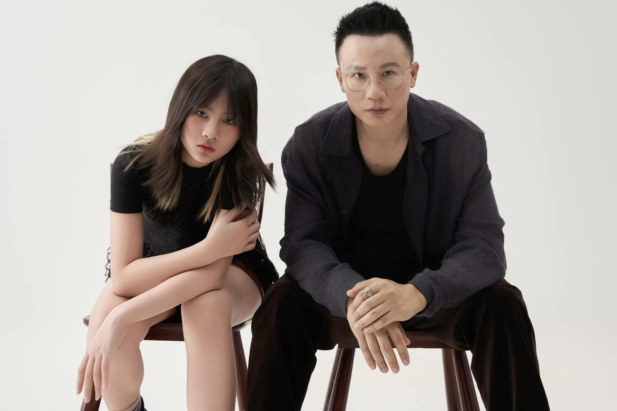 Ở tuổi 12, con gái Hoàng Bách được nhận xét càng lớn càng xinh, giống bố y đúc.