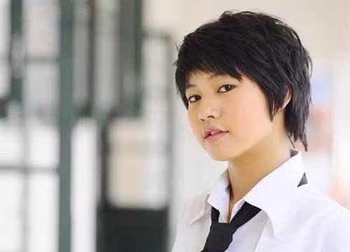 Khác hẳn với hình ảnh đầy nữ tính của hai cô bạn thân, trong Bộ tứ 10A8, Cao Dương Dương để lại ấn tượng sâu sắc với hình ảnh tomboy đầy cá tính khi hóa thân vào vai lớp trưởng Mai Lâm. Ảnh: Phụ nữ Thủ đô