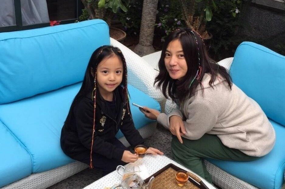 Triệu Vy kết hôn với Huỳnh Hữu Long năm 2009, hai người có 1 cô con gái chung.