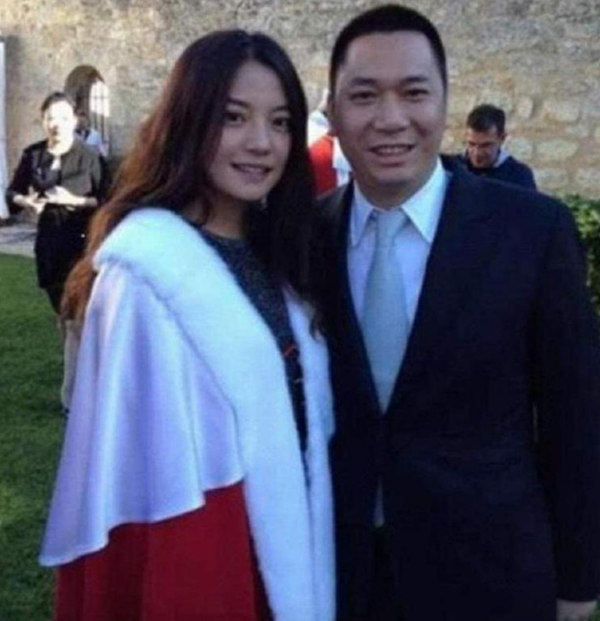 Từng có một thời gian, cuộc hôn nhân này bị cho là "người vì tình, kẻ vì tiền". Nhưng dù có thế nào đi chăng nữa thì vợ chồng Triệu Vy vẫn nhất quyết im lặng.