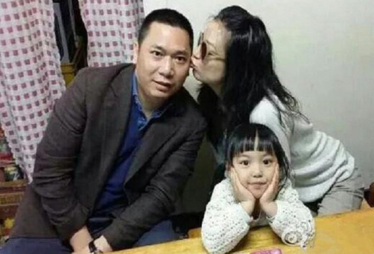 Triệu Vy cùng Huỳnh Hữu Long cũng hay tương tác với nhau trên mạng xã hội, vị đại gia này thường xuyên chia sẻ hình của bà xã nổi tiếng trên trang Weibo cá nhân.